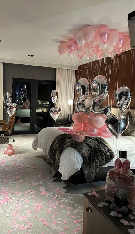 Hotel Birthday Parties, Surprise Birthday Decorations, 17th Birthday Ideas, Birthday Room Decorations, Birthday Goals, Cute Birthday Pictures, 21st Birthday Photoshoot, Birthday Ideas For Her, Cute Birthday Ideas