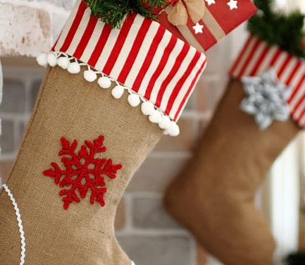 DIY Ideas for Decorating Burlap & Linen Stockings Burlap Christmas Decorations, Christmas Stockings Sewing, Jul Diy, Burlap Christmas Stockings, Christmas Sewing Projects, Christmas Stockings Diy, Christmas Stocking Pattern, Burlap Crafts, Burlap Christmas