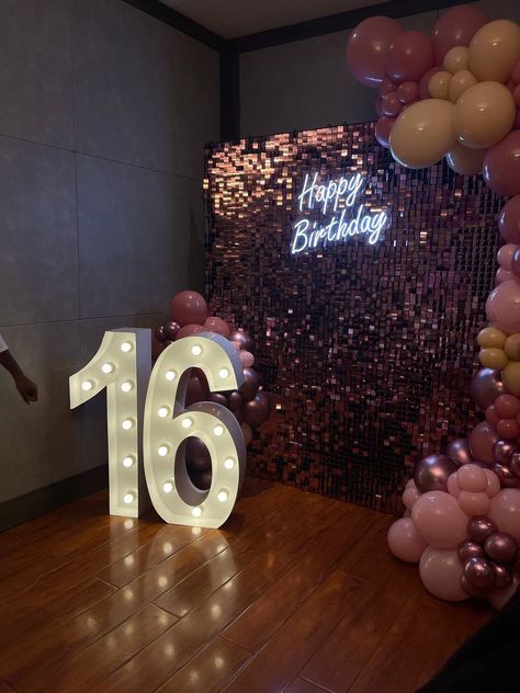 Sweet 16 Decorations Rose Gold, Sweet 16 Picture Backdrop, Rose Gold Sweet 16 Party Ideas, Sweet 16 Backdrop, Sweet 16 Backdrop Ideas, Prom Photo Booth, Sweet 16 Party Themes, Sweet 16 Photos, Birthday Photo Booths