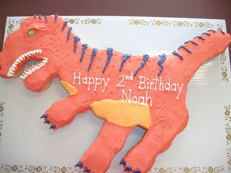 Dinosaur cupcake cake by Linda's Kitchen, via Flickr Dinosaur Cupcake Cake, T Rex Cake, Dinosaur Cupcake, Pull Apart Cupcake Cake, Dinosaur Cupcakes, Dinosaur Birthday Cakes, Pull Apart Cupcakes, Dinosaur Themed Birthday Party, Dinosaur Cake