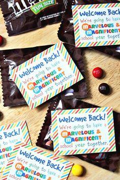 Student Welcome Gift {Free Printable} - My new favorite printable! Download free at Happy Go Lucky Kindergarten Open House Gift, Highlighter Teacher Gift Free Printable, Back To School Night Ideas, Student Welcome Gifts, Welcome Back Teacher, Welcome Back Gifts, Sunshine Committee, School Open House, Welcome To School