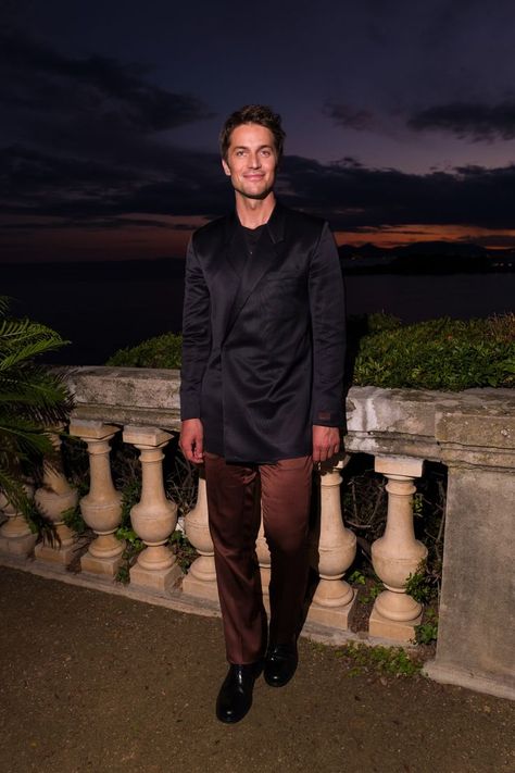 Joining Stars in Dior attending the 74th Edition of the Cannes Film Festival, House friend Lucas Bravo wore a black satin oblique notch lapel jacket, a black cotton t-shirt, orange satin oversize pants and black leather derbies by Kim Jones. Lucas Bravo, Oversize Pants, Kim Jones, Oversized Pants, Orange Satin, Lapel Jacket, Fashion Suits For Men, Emily In Paris, Man Crush