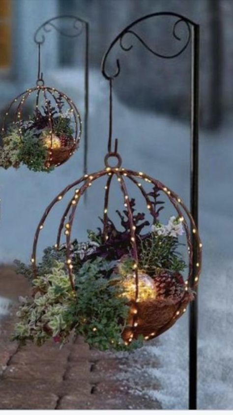 Julkransar Diy, Christmas Hanging Baskets, Xmas Decorations Outdoor, Christmas Door Hangings, Jul Diy, Christmas Planters, Front Porch Christmas Decor Ideas, Porch Christmas Decor Ideas, Porch Christmas Decor