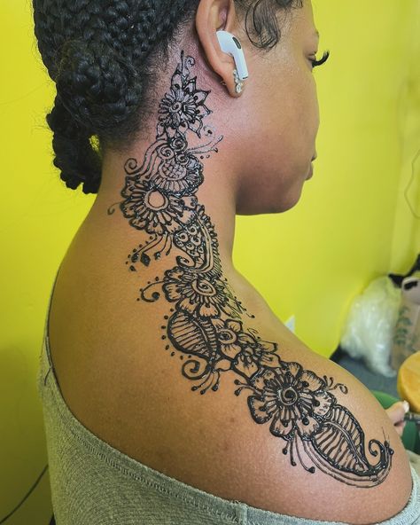 Book your next appointment @henna_nation215 . . . #henna #philly #mehndi #hennadesign #philadelphia #hennaart #love #viral #art #hennaartist #mehndidesign #hennalove #wedding #hennatattoo #photography #mehndiart #mehndiartist #hennawedding #trending #explore #hennafun #artist #instagram #mehndilove #bridalmehndi #fyp #hennartist #makeupartist #hennaphilly #hennanation215 Shoulder Henna Tattoos For Women, Henna On Shoulder, Henna On Neck, Neck Henna Designs, Henna On Back, Nikkah Henna, Chest Henna, Neck Henna, Henna Neck