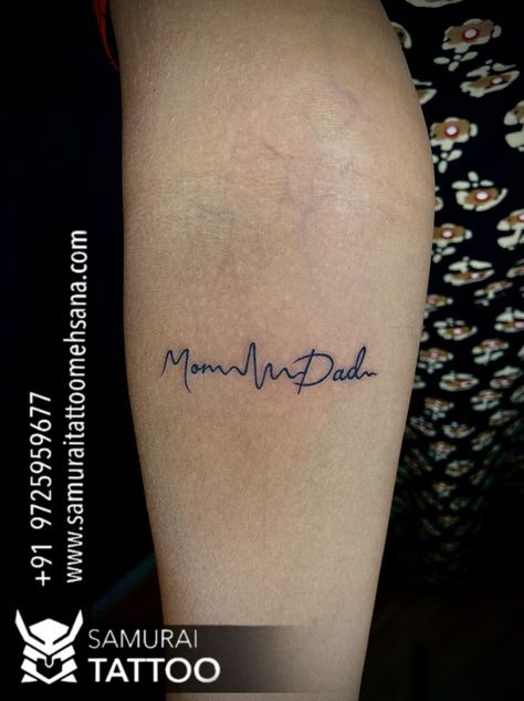 Mom And Dad Tattoo For Daughter, Paa Tattoo Design, Tattoo Ideas For Parents, Mom Dad Tattoo, Font Tato, Mom Dad Tattoo Designs, Mama Tattoo, Tattoo Design For Hand, Cool Wrist Tattoos