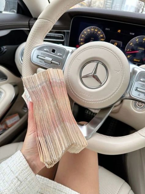 luxury life Luxury Life Billionaire, Trading Millionaire, Luxury Life Aesthetic, Wealthy Lifestyle Luxury, Get Rich Fast, Millionaire Lifestyle Luxury, 2024 Board, Wealthy Lifestyle, Financially Free