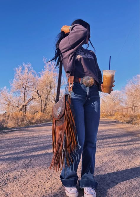 #western #westernoutfit #country #countryoutfits Cute Western Casual Outfits, Fashionable Western Outfits, Western Outfits With Mom Jeans, Western Outfits With Tennis Shoes, Jean Jacket Outfits Western, Western Denim Jacket Outfit, Western Fair Outfits, Cozy Western Outfits, Winter Outfits Country