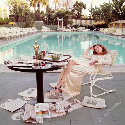 Faye Dunaway. At the Chateau Marmont on the morning after winning her Best Actress Oscar for "Network" in 1977. A great Hollywood photograph. Best Actress Oscar, Vintage Foto's, Terry O Neill, Jerry Hall, Wallis Simpson, Isabella Rossellini, Swinging London, Faye Dunaway, Septième Art