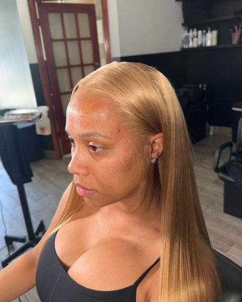 BROOKLYN Hairstylist📍🍦 on Instagram: "Honey- comb🍯   This color with my client’s skin just goes so well together ! Absolutely gorgeous & No baby hair requested- Silk press or Frontal ??? 🫣  𝐀𝐬 𝐌𝐨𝐭𝐡𝐞𝐫’𝐬 𝐃𝐚𝐲 𝐚𝐩𝐩𝐫𝐨𝐚𝐜𝐡𝐞𝐬, 𝐈’𝐦 𝐠𝐢𝐯𝐢𝐧𝐠 𝐚𝐥𝐥 𝐦𝐲 𝐦𝐨𝐦𝐬 𝐚 𝐝𝐢𝐬𝐜𝐨𝐮𝐧𝐭 𝐜𝐨𝐝𝐞 𝐭𝐨 𝐮𝐬𝐞 𝐟𝐨𝐫 𝐲𝐨𝐮𝐫 𝐧𝐞𝐱𝐭 𝐮𝐩𝐜𝐨𝐦𝐢𝐧𝐠 𝐚𝐩𝐩𝐨𝐢𝐧𝐭𝐦𝐞𝐧𝐭 in MAY 🤍 up until the 13th  𝐔𝐬𝐞 𝐜𝐨𝐝𝐞 ‘𝐌𝐀𝐌𝐀’ 𝐟𝐨𝐫 $𝟏𝟓 𝐨𝐟𝐟 𝐚𝐧𝐲 𝐬𝐞𝐫𝐯𝐢𝐜𝐞 $100 Wednesdays are excluded   #brooklynhairstylist#nyc#protectivestyles #atl#spring#springhair #coloredhair#tiktok#explorepage" Honey Blonde Hair Silk Press, Blonde Hair Silk Press, Honey Blonde Hair Natural Hair, Ash Honey Blonde Hair, Honey Blonde Silk Press, Black Girls Blonde Hair, Blonde Silk Press, Honey Blonde Hairstyles, Honey Blonde Hair On Black Women