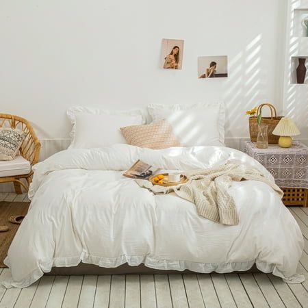 White ruffle bedding decorates your room, bringing your room luxury and modern. Beautiful off white boho ruffle pattern, ultra soft 100% washed microfiber material, cozy and lightweight, warm in winter, and cool in summer. Hidden zipper closure in the bottom, make the duvet cover set more elegant and chic, 4 corner ties inside the duvet cover to keep the comforter in place. 3 Pieces King size duvet cover set includes 1 duvet cover 104*90 inches, and 2 pillow shams are 20*36 inches. Machine washa White Bedding Sets Queen, White Ruffle Bedding, Boho Bedding Sets, Ruffle Duvet Cover, White Bed Set, Estilo Shabby Chic, Queen Size Duvet Covers, Chic Bedding, Shabby Chic Bedding