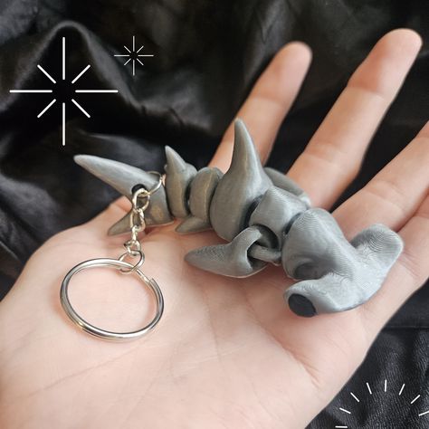 A 3d printed plastic flexi articulated moving durable  hammer head shark keychain perfect gift or fisherman accessory. Can be a kids fidget toy, or decor. Grey shark ocean life sea creature animal pretend play toy figure for kids fidget keychain sencory toy Shark Themed Gift Basket, Whale Shark Keychain, Shark Things To Buy, Cute Things To 3d Print, 3d Print Keychain, 3d Printed Stuff, Shark Items, Shark Keychain, Fidget Keychain