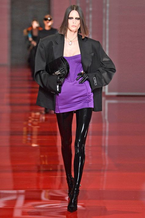 Versace RTW Fall 2022 – WWD Vercase Runway Outfits, Runway Fashion Couture, Versace Fashion, Versace Outfit, Fall 2022, Closet Fashion, Fancy Outfits, Historical Fashion, Looks Vintage