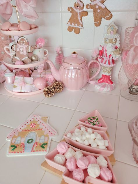 Pink Christmas Girls Night, Pink Whimsical Aesthetic, Pink Christmas Coffee Bar, Kawaii Christmas Decor, Pink Christmas Kitchen, Pink Hot Cocoa Bar, Candyland Christmas Kitchen, Christmas Bedroom Aesthetic Pink, Gingerbread Themed Christmas Decor Pink