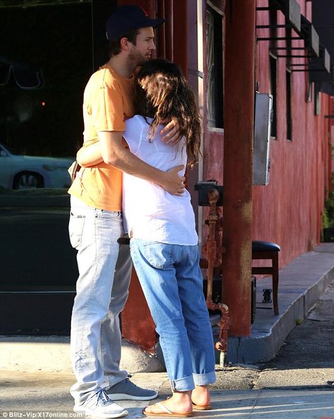 She craved a cuddle: Ashton Kutcher hugged his pregnant fiancée Mila Kunis who evidently needed some loving - and Greek food. The couple sto... Ashton Mila, Swan Beauty, Mila Kunis Style, White Plimsolls, The Black Swan, Ashton Kutcher, Pregnancy Months, Mens Fashion Smart, That 70s Show