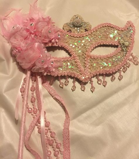 Pink Mascarade Mask, Pink Masquerade Outfit, Topeng Aesthetic, Coquette Mask, Coquette Masquerade, Pink Masquerade Dress, Mascara Ball, Mascaras Aesthetic, Briar Beauty Aesthetic