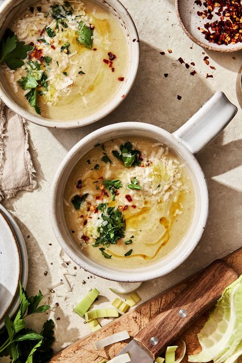 Savory leeks come together with tender cauliflower to form your latest soup obsession. Introducing my Zesty Cauliflower Leek Soup, a creamy, October Produce, Leek And Cauliflower Soup, Kalejunkie Recipes, Cauliflower Leek Soup, Leeks Soup Recipes, Leek Recipes, Lectin Free, Parmesan Potatoes, Leek Soup