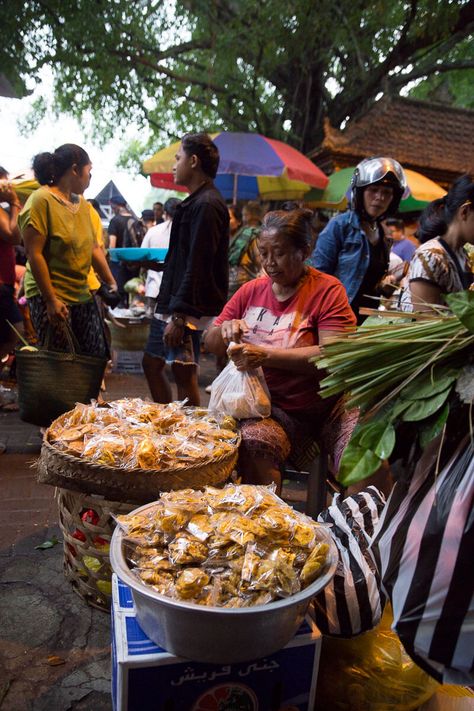 Ubud Bali After a unique experience of local Balinese culture? Head straight to the incredible Ubud morning markets – where fresh produce, mouthwatering street food and a heartwarming culture await! Bali Street Food, Fresh Produce Market, Bali Culture, Solo Trips, Produce Market, Clean Foods, Street Food Market, Jimbaran, Ubud Bali