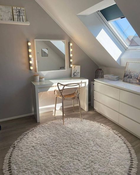 #ankleide #dressingroom #dressingtable #interiør #interiordesign #interiorinspo #roominspo #whiteinterior #interior123 #interior4all #home #nordichome #finehjem #germaninteriorbloggers #bienzenker Attic Apartment Ideas, Best Online Furniture Stores, Elegant Interior Design, Attic Apartment, Farmhouse Windows, Style Deco, Online Furniture Shopping, Creative Home Decor, Home Repairs