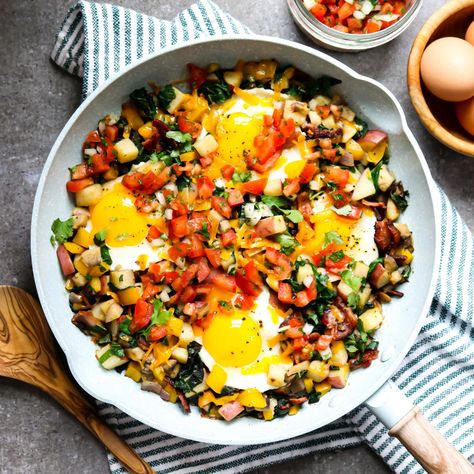 Southwest Breakfast, Veggie Hash, Easy Mediterranean Diet Recipes, Breakfast Skillet, Fiber Diet, Skillet Meals, Mediterranean Diet Recipes, Hearty Breakfast, Dinner Dishes