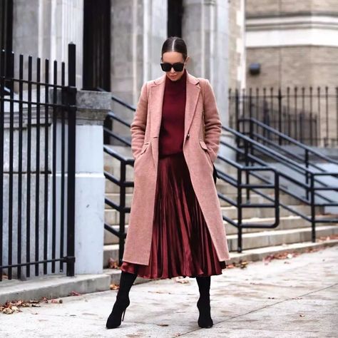 Burgundy-and-pink Dusty Rose Sweater Outfit, Burgundy And Pink Outfit, Pink Coat Outfit Winter, Pink Monochromatic Outfit, Pink And Brown Outfit, Black Boots Outfits, Pink Coat Outfit, Tonal Dressing, Monochromatic Style