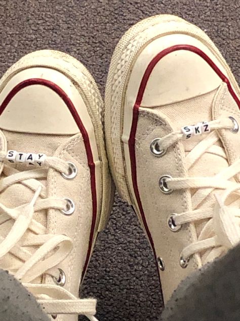 Stay Shoes Skz, Shoes Beads Diy, Skz Sneakers, Converse Accessories Diy, Aesthetic Earring Holder, Stray Kids Accessories, Sewing Converse, Converse Ideas Diy, Straykids Converse