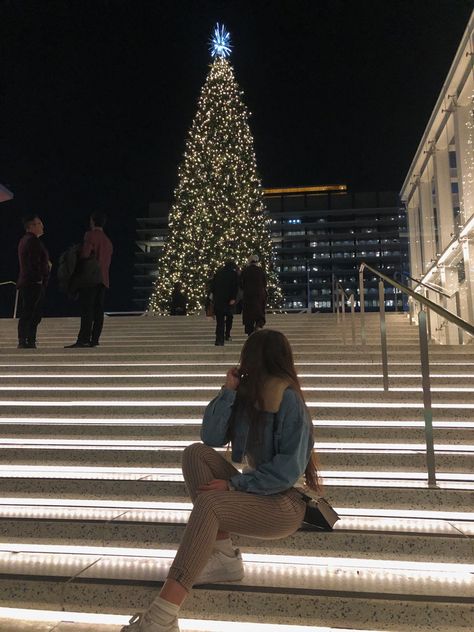 Christmas Tree Lights Photoshoot, Poses With Christmas Tree, Christmas Poses For Instagram, Christmas Tree Pictures Instagram, Christmas Senior Pictures, Poses In Front Of Christmas Tree, Sitting In Front Of Christmas Tree Poses, Christmas Tree Selfie, Christmas Photo Ideas Instagram