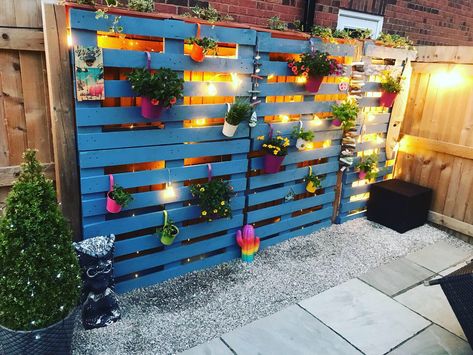 Pallet Wall Patio, Pallet Plant Hanger Wall, Outdoor Pallet Wall, Pallet Privacy Wall, Pallet Wall Garden, Pallet Garden Walls, Pallet Floors, Outdoor Yard Ideas, Class Mom