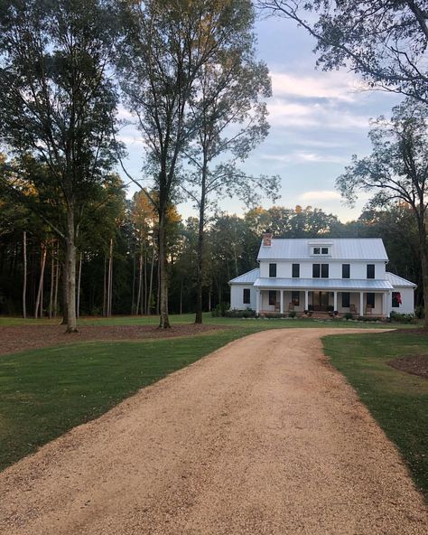 Home is the nicest word there is. —Laura Ingalls Wilder Farmhouse Exterior Design, Dream Farmhouse, Casas Coloniales, Modern Farmhouse Design, Modern Farmhouse Exterior, Farmhouse Exterior, Country Style Homes, Country House Decor, Farmhouse Plans