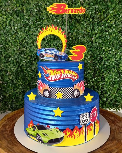 Bolo Tema Hot Wheels, Hotwheels Birthday Party Cake, Hotwheels Birthday Cake, Hot Wheels Themed Birthday Party, Birthday Party Paper Decorations, Dino Birthday Cake, Bolo Hot Wheels, Hot Wheels Cake, Kids Birthday Party Cake