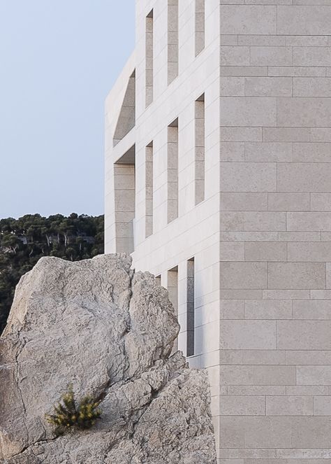 Il Faro - Picture gallery White Stone Cladding, White Stone Exterior, White Stone Facade, Limestone Wall Cladding, Wall Cladding Designs, Mountain Home Exterior, Modern Porch, Exterior Wall Cladding, Tiles Designs