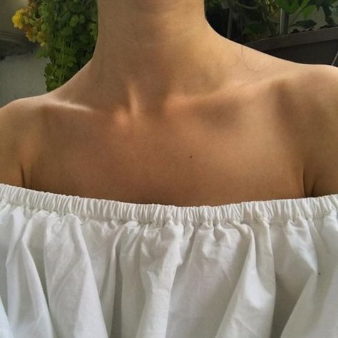 Artsy Aesthetic Photography, Minimalist Street Style, Summer Outfits Minimalist, Artsy Photography, Casual Summer Outfits For Women, Collar Bone, الرسومات اللطيفة, Perfect Body, Beautiful Photography