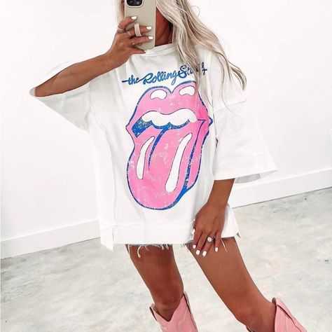 Creative Rolling Stones graphic oversized tee in white, available in various sizes for a fresh and fun style. Cute Oversized Graphic Tees, Trendy Oversized T Shirts, Oversized Batwing Sleeve T-shirt For Spring, Oversized Batwing Sleeve T-shirt For Summer, Trendy Batwing Sleeve Summer T-shirt, Colorful Graphic Tees, Alcohol Shirts, Rolling Stones Tee, Oversize Tshirt Outfits