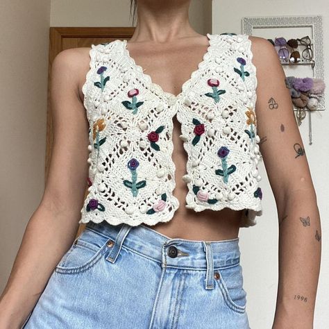 Crochet Vest Outfit Summer, Crochet Vest Outfit, Mini Skirt Fits, Knit Vest Outfit, Crochet Floral Top, Vest Crochet, Thrifted Outfits, Diy Fashion Clothing, Crochet Fashion Patterns