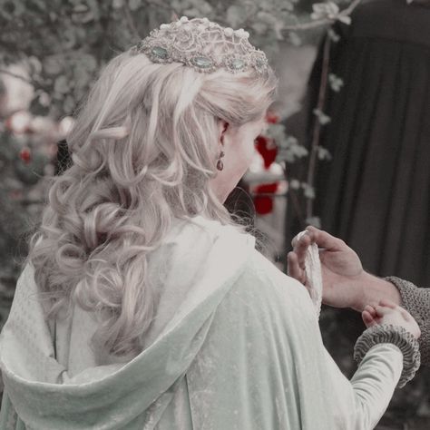 White Hair Queen Aesthetic, White Hair Princess Aesthetic, Targaryen Princess Aesthetic, White Haired Princess, Medieval Princess Aesthetic, Helaena Targaryen Aesthetic, White Princess Aesthetic, Royal Aesthetic Princess, Aesthetic Royal