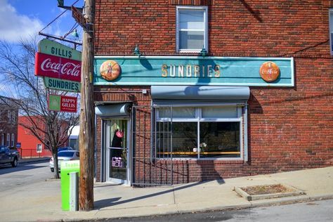 Outside of Happy Gillis, one of Schroeder's recommended breakfast spots. Photo: Bonjwing Lee/Courtesy of Happy Gillis Diners Drive Ins And Dives, Columbus Park, Kansas City Missouri, City Trip, Kansas City Royals, New York Travel, Night City, City Travel, Thailand Travel