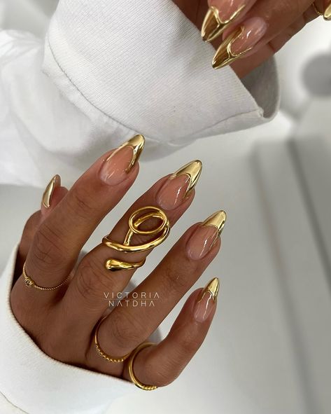 Liquid gold tips with a slim 3D swirlie for my chrome babe 🤝🏽💛 ad/ Painted using @omnialuxeofficial Fine Liner Dual ✨ ————————————————————————— #omnialuxe #naglarstockholm #thenailconnection #nailjunkie #thenailbabe #nailtop #nokti #unhas #nailproducts #nailsupplies #bossnails #nailart #nailartvideo #nailarttutorial #nailtutorial #nailart #crystalnails #autumnnails #babenails #nailproducts #summernails #almondnails #fallnails #handpaintednails #blacknails #goldnails #goldchromenails #goldch... White Nails With Gold Accent, Chrome Drip Nails, Nails With Gold Accent, White Nails With Gold, Gold Chrome Nails, Drip Nails, Gold Tips, Nail Art Videos, Gold Chrome