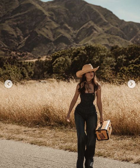 Farmgirl Outfits Summer, Classy Western Aesthetic, Mexico Rancho Aesthetic Outfits, Country Cowgirl Aesthetic, Western Modern Outfits Women, Desert Cowgirl Outfit, Western Clubbing Outfit, Cowboy Chic Outfit Women, Edgy Cowgirl Aesthetic