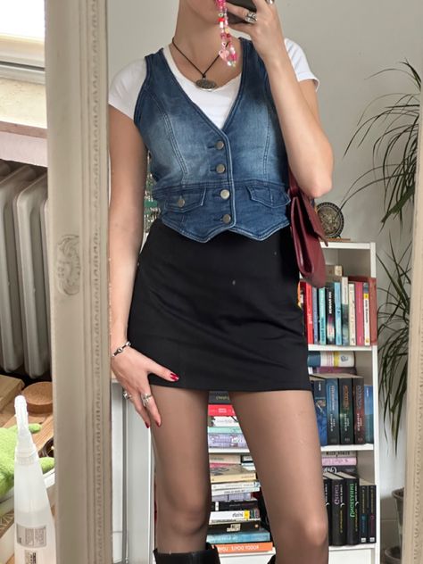 2000s rom com vibes Blue Denim Vest Outfit, Romcom Outfit Ideas, 2000s Romcom Fashion, Rom Com Outfit Ideas, 2000s Rom Com Aesthetic Outfits, 90s Romcom Outfits, 2000s Romcom Outfits, Rom Com Outfits, Summer Button Up Shirt Outfits