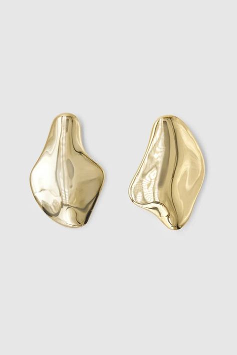 Our latest endeavour into daily statements, the Val Stud Earrings embody organic structures of metal. Each lightweight pair features two irregular earrings, crafted with a mercurial effect. Gold Formal Earrings, Statement Gold Earrings, Irregular Earrings, Brie Leon, Summer 2025, Wedding Styling, Small Earrings Studs, Earring Crafts, Scarf Jewelry