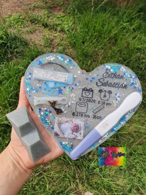 Resin Baby Keepsake, Crafts For Men, Baby Shadow Box, Cute Pregnancy Pictures, Fun Baby Announcement, Baby Keepsakes, Newborn Mom, Diy Resin Projects, Baby Planning