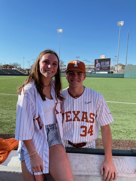 Baseball Girlfriend Aesthetic, Baseball Gf Outfits, Baseball Wife Outfit, Cute Baseball Couples, Baseball Girlfriend Outfits, Softball Girlfriend, Baseball Relationship, Baseball Gf, Mlb Wife