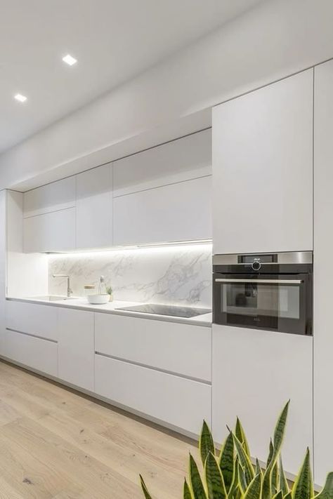 Small Kitchen Plans, White Kitchen Interior, White Gloss Kitchen, Kitchen Design 2024, Modern Kitchen Design White Natural Wood, Kitchen Renovation Inspiration, Marble Countertops Kitchen, Kitchen Design Inspiration, Kitchen Layout Plans