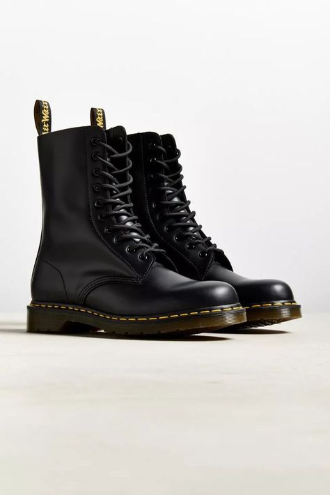 Red Doc Martens, Doc Martens Style, Doc Martens Outfit, Doc Martens Boots, Dr Shoes, Vans Converse, Army Boots, Martens Boots, Dr Martens Boots