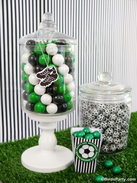 Party Printables | Party Ideas | Party Planning | Party Crafts | Party Recipes | BLOG Bird's Party: Brazil World Cup: DIY Funky Football Can... Soccer Treats, Candy Bar Comunion, Bar Printables, Football Candy, Soccer Party Decorations, Soccer Theme Parties, Desserts Table, Planning Party, Soccer Birthday Parties