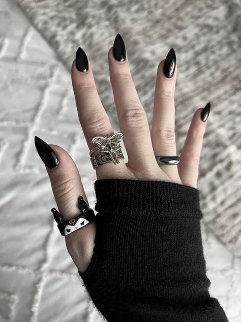 Goth Bat Nails, Black Nails Acrylic Pointy, Simple Punk Nails, Grunge Emo Nails, Cute Alternative Nails, Short Goth Nails Ideas, Black Nails Ideas Matte, Black Alt Nails, Pointy Nails Black