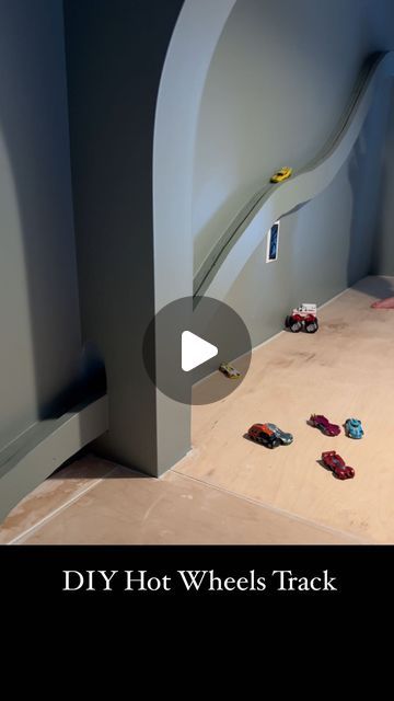 Hot Wheel Tracks Ideas Diy, Diy Indoor Playground, Diy Indoor Playhouse, Active Kids Room, Hot Wheels Garage Diy, Montessori Kids Room, Hot Wheels Wall Tracks, Room Decor Organization, Cool Things To Build