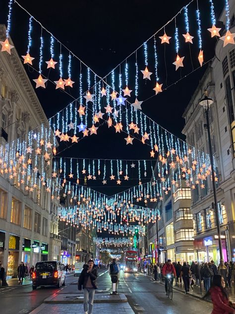 Christmas Street Decor Ideas, London Christmas Lights, Night To Shine, Best Christmas Lights, Design Japonais, Carnaby Street, Fun Christmas Decorations, London Christmas, Things To Do In London