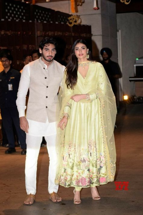 Ethiopian Dresses, Engagement Dress For Groom, India Fashion Men, Reliance Industries, Shirt Organization, Family Icon, Indian Wedding Clothes For Men, Mukesh Ambani, Athiya Shetty