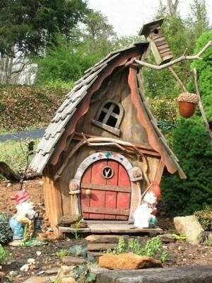 Crooked house Fairy Home, Faeries Gardens, Deco Nature, Fairy Tree, Gnome House, Fairy Garden Houses, Fairy Doors, Sleepy Hollow, Miniature Fairy