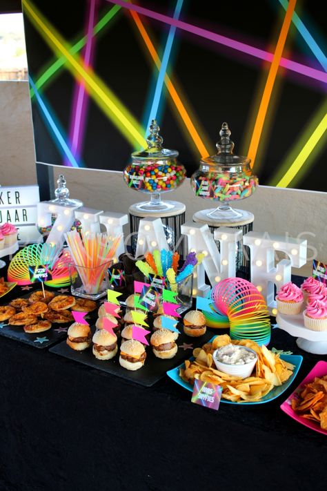 For Zuane’s 13th birthday she wanted a Neon Glow-in-the-Dark party because it was the first time she was allowed to have a late afternoon party that would go on into the evening, being a brand new teenager and all! We set up and styled a Designer Eats & Treats Table in one of the lapas at the club house at their residential estate in Pretoria. Mommy Sandi arranged some music and lights, the teens danced while the adults kept a watchful eye! 🙂 Glow Birthday Party Ideas, Neon Sweet 16, Glow Theme Party, Neon Party Decorations, 14th Birthday Party Ideas, Glow In Dark Party, Neon Birthday Party, Glow Birthday Party, Disco Birthday Party